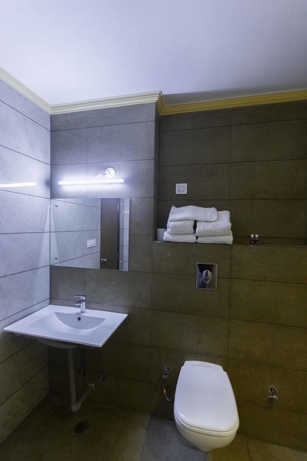 Hotel Kings Regency Drang Exterior photo